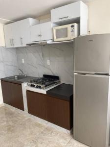 Kuchyň nebo kuchyňský kout v ubytování Departamento en Plaza zafa