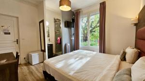 Ένα ή περισσότερα κρεβάτια σε δωμάτιο στο Le Bosquera - Proxy Paris & Stade de France,