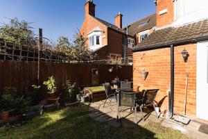 a backyard with a fence and a table and chairs at Hullidays University 2 Bed Ground Floor Apartment in Hull