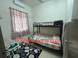 BembanにあるD'Triple Homestay Bandar Jasin Bestari Jasin Melakaのベッドルーム(二段ベッド1組、窓付)