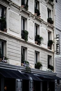 budynek z doniczkami na boku w obiekcie Le Pigalle, a Member of Design Hotels w Paryżu