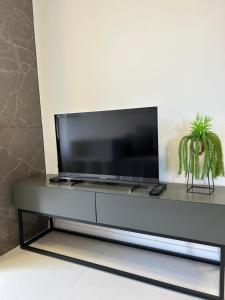 Et tv og/eller underholdning på Apartamento Novo 3,3 Km da Villa Germânica