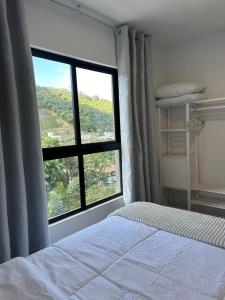 En eller flere senge i et værelse på Apartamento Novo 3,3 Km da Villa Germânica