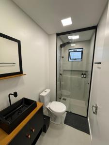 Et badeværelse på Apartamento Novo 3,3 Km da Villa Germânica + 14 billeder