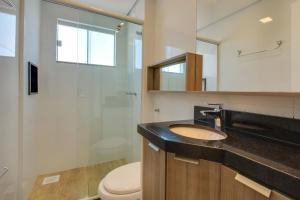 フロリアノポリスにあるImigrantes Apart Hotelの洗面台、トイレ、鏡のあるバスルーム +44枚の写真