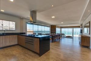 フロリアノポリスにあるImigrantes Apart Hotelのキッチン、海の景色を望むダイニングルーム