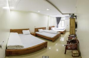 Postel nebo postele na pokoji v ubytování Kiên Bin Đồng Văn Hotel