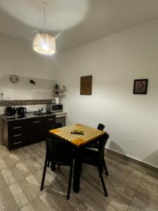 a kitchen with a table and chairs in a room at Lofturbano Turístico in Mendoza