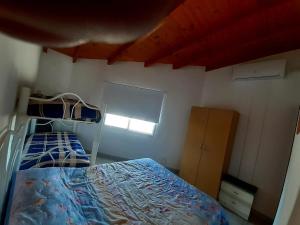 a bedroom with two bunk beds and a window at Gotas de Rocio in San Antonio Oeste