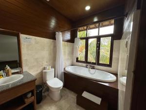Koupelna v ubytování Saren Indah Hotel