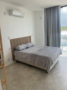 un letto in una stanza con una finestra e un letto sidx sidx sidx di Casa Costa do Sauipe- Dentro do Complexo - Reserva sauipe a Mata de Sao Joao Altre 49 foto