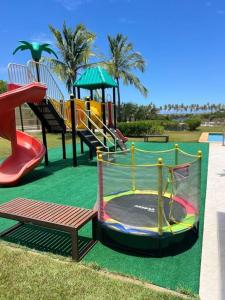 un parco giochi con scivolo e panca di Casa Costa do Sauipe- Dentro do Complexo - Reserva sauipe a Mata de Sao Joao