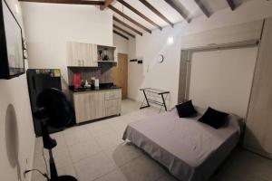 Nhà bếp/bếp nhỏ tại Apartaestudio completo en Itagüí - Ágape