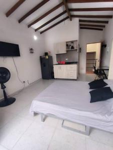 Ένα ή περισσότερα κρεβάτια σε δωμάτιο στο Apartaestudio completo en Itagüí - Ágape