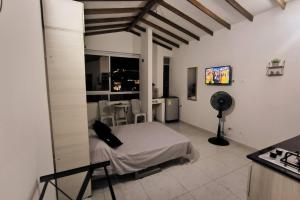 TV/trung tâm giải trí tại Apartaestudio completo en Itagüí - Ágape