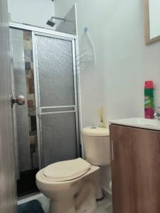 Ένα μπάνιο στο Apartaestudio completo en Itagüí - Ágape +7 φωτογραφίες