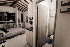 Giường trong phòng chung tại Apartaestudio completo en Itagüí - Ágape