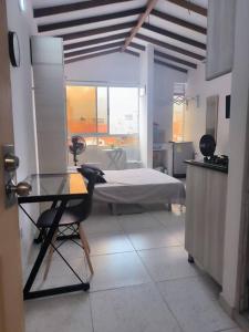 Giường trong phòng chung tại Apartaestudio completo en Itagüí - Ágape
