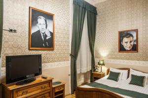 En tv och/eller ett underhållningssystem på Cotton House Hotel Budapest