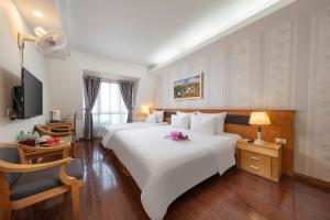 Postel nebo postele na pokoji v ubytování Hanoi Sky Hotel + 37 fotografií