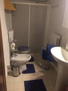 małą łazienkę z toaletą i umywalką w obiekcie Yoghy e Bubu w mieście Gambolò
