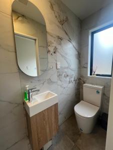 Vannituba majutusasutuses Waverly Place - Unique One Room Apartment