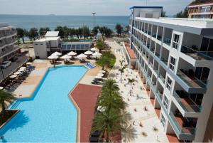 Una vista aérea de un complejo turístico con piscina. en GrandBlue Condo 506, en Ban Tha Fat