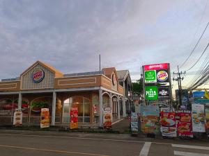 Σούπερ μάρκετ ή άλλα καταστήματα σε αυτό το διαμέρισμα ή εκεί κοντά