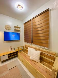 sala de estar con una gran mampara de madera y TV en Fablo Getaway, en Santa Rosa 2 fotos más