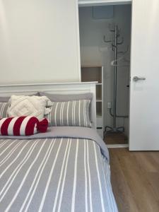 Voodi või voodid majutusasutuse Waverly Place - Unique One Room Apartment toas
