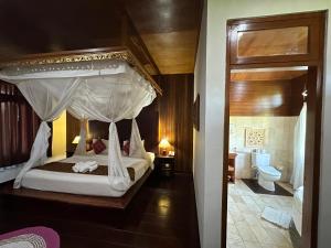 Postel nebo postele na pokoji v ubytování Saren Indah Hotel