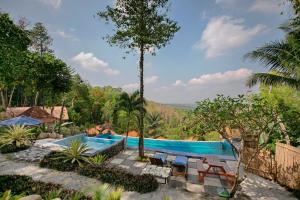 Bazén v ubytování Rajaklana Resort and Spa nebo v jeho okolí