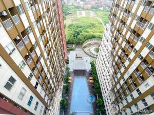une vue aérienne d'un couloir entre deux bâtiments dans l'établissement Well Furnished and Cozy Studio at Gateway Park LRT City Jatibening Apartment By Travelio, à Bekasi
