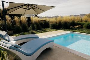 La alberca dentro o cerca de Tuki Views House with pool and spa