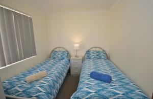 Voodi või voodid majutusasutuse Kalbarri Waters B - Kalbarri, WA toas +6 fotot