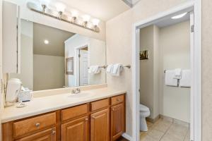 コッパー・マウンテンにあるGreens at Copper 318 by Summit County Mountain Retreatsの洗面台とトイレ付きのバスルーム +28枚の写真
