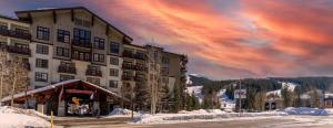 コッパー・マウンテンにあるGreens at Copper 318 by Summit County Mountain Retreatsの曇り空と雪の中の大きな建物