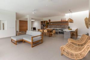 Køkken eller tekøkken på Modern Berawa villa in Canggu