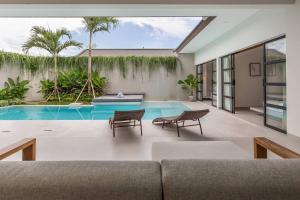 Swimmingpoolen hos eller tæt på Modern Berawa villa in Canggu