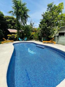 Bazén v ubytování Pangea Lodge Tropical Vibe Home with Shared Pool nebo v jeho okolí