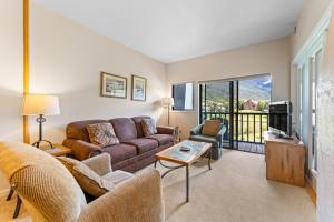 Ruang duduk di Greens at Copper 218 by Summit County Mountain Retreats