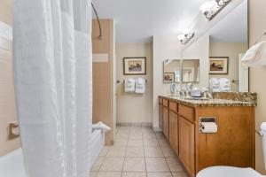 un baño con ducha y lavabo en Greens at Copper 315 by Summit County Mountain Retreats, en Copper Mountain 36 fotos más