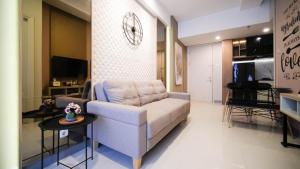 Μια τηλεόραση ή/και κέντρο ψυχαγωγίας στο Simple 2BR Connected to Mall at Anderson Supermall Mansion Apartment By Travelio