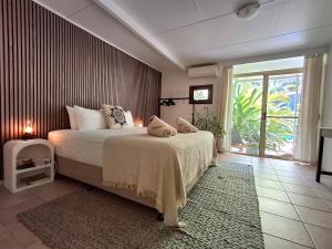 耐莉湾Project Tranquility, Magnetic Island的一间带床和大窗户的卧室