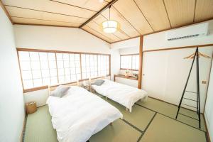 Postel nebo postele na pokoji v ubytování Fujiクロスゲートハウス 離 -HANARE-