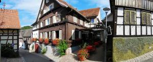 um edifício antigo com flores ao lado de uma rua em Gästehaus Sonne em Gernsbach