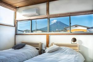 Postel nebo postele na pokoji v ubytování Fujiクロスゲートハウス 離 -HANARE-