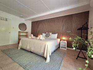 耐莉湾Project Tranquility, Magnetic Island的房间里有一张白色大床的卧室