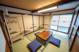 Postel nebo postele na pokoji v ubytování Fujiクロスゲートハウス 離 -HANARE-