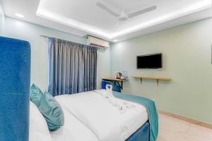 TV a/nebo společenská místnost v ubytování Rohaan Hotels Medavakkam by UPAR + 6 fotografií